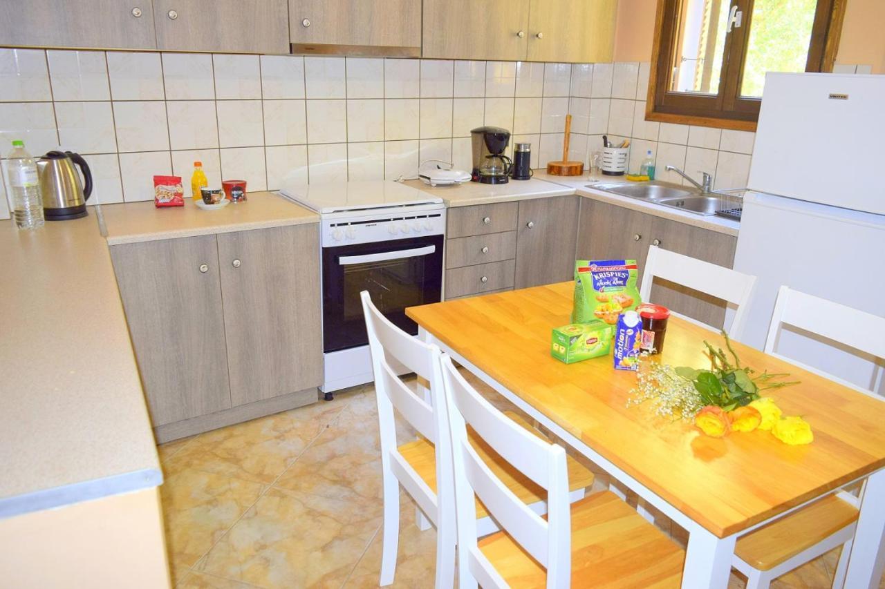 Dourios Ippos Apartments Frikes エクステリア 写真