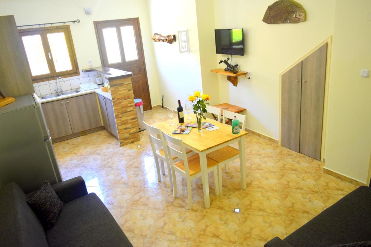 Dourios Ippos Apartments Frikes エクステリア 写真