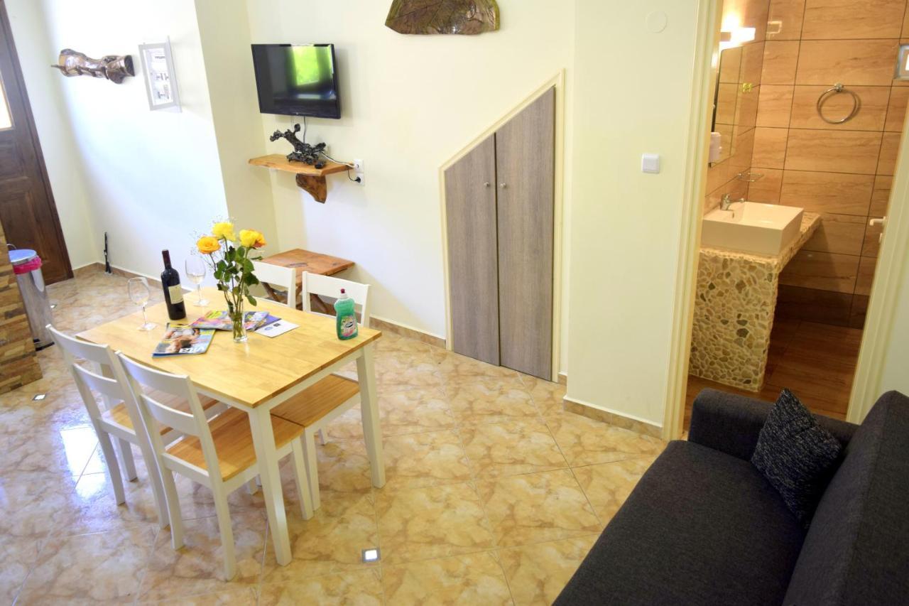 Dourios Ippos Apartments Frikes エクステリア 写真