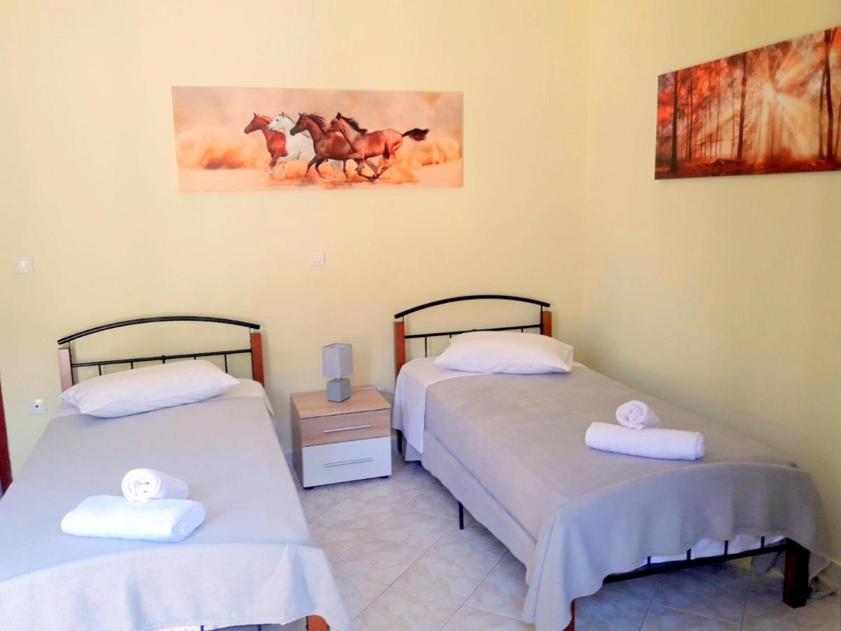Dourios Ippos Apartments Frikes エクステリア 写真